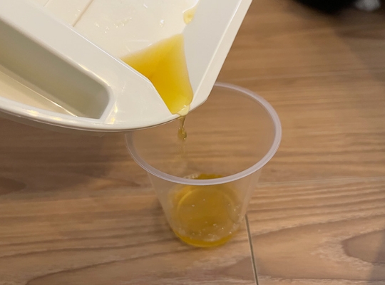 引き出し部からおしっこを採取